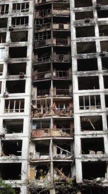 Ukrayna, Kyiv 'de yanmış ve yıkılmış bir evin dikey videosu