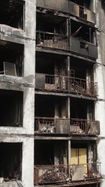 Ukrayna, Kyiv 'de yanmış ve yıkılmış bir evin dikey videosu