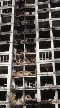 Ukrayna, Kyiv 'de yanmış ve yıkılmış bir evin dikey videosu