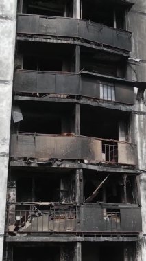 Ukrayna, Kyiv 'de yanmış ve yıkılmış bir evin dikey videosu