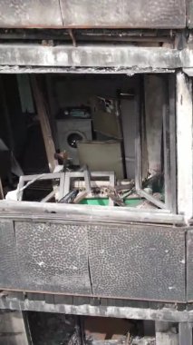 Ukrayna, Kyiv 'de yanmış ve yıkılmış bir evin dikey videosu