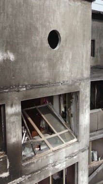 Ukrayna, Kyiv 'de yanmış ve yıkılmış bir evin dikey videosu