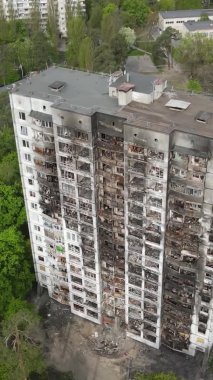 Ukrayna, Kyiv 'de yanmış ve yıkılmış bir evin dikey videosu