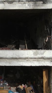 Ukrayna, Kyiv 'de yanmış ve yıkılmış bir evin dikey videosu