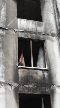 Ukrayna, Kyiv 'de yanmış ve yıkılmış bir evin dikey videosu