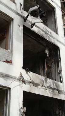 Ukrayna, Kyiv 'de yanmış ve yıkılmış bir evin dikey videosu