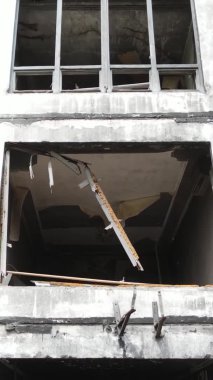 Ukrayna, Kyiv 'de yanmış ve yıkılmış bir evin dikey videosu