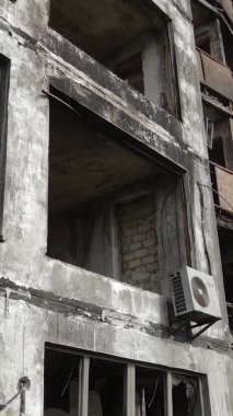 Ukrayna, Kyiv 'de yanmış ve yıkılmış bir evin dikey videosu