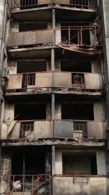 Ukrayna, Kyiv 'de yanmış ve yıkılmış bir evin dikey videosu