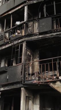 Ukrayna, Kyiv 'de yanmış ve yıkılmış bir evin dikey videosu