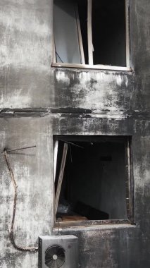 Ukrayna, Kyiv 'de yanmış ve yıkılmış bir evin dikey videosu