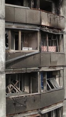 Ukrayna, Kyiv 'de yanmış ve yıkılmış bir evin dikey videosu
