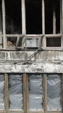 Ukrayna, Kyiv 'de yanmış ve yıkılmış bir evin dikey videosu