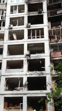 Ukrayna, Kyiv 'de yanmış ve yıkılmış bir evin dikey videosu