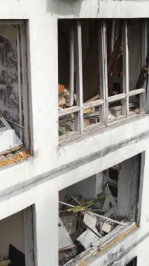 Ukrayna, Kyiv 'de yanmış ve yıkılmış bir evin dikey videosu