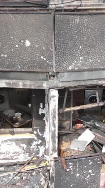 Ukrayna, Kyiv 'de yanmış ve yıkılmış bir evin dikey videosu