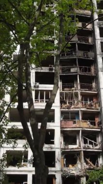 Ukrayna, Kyiv 'de yanmış ve yıkılmış bir evin dikey videosu