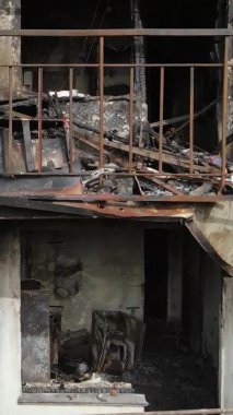 Ukrayna, Kyiv 'de yanmış ve yıkılmış bir evin dikey videosu