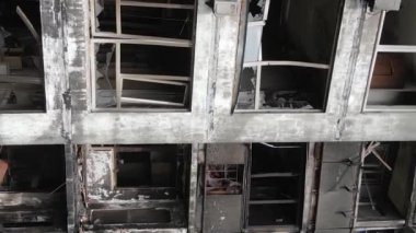 Ukrayna, Kyiv 'de yanmış ve yıkılmış bir evin dikey videosu