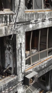 Ukrayna, Kyiv 'de yanmış ve yıkılmış bir evin dikey videosu