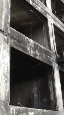 Ukrayna, Kyiv 'de yanmış ve yıkılmış bir evin dikey videosu