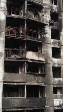 Ukrayna, Kyiv 'de yanmış ve yıkılmış bir evin dikey videosu