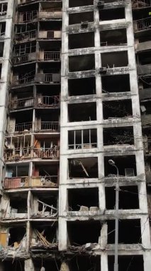 Ukrayna, Kyiv 'de yanmış ve yıkılmış bir evin dikey videosu