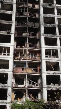 Ukrayna, Kyiv 'de yanmış ve yıkılmış bir evin dikey videosu