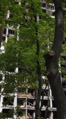 Ukrayna, Kyiv 'de yanmış ve yıkılmış bir evin dikey videosu