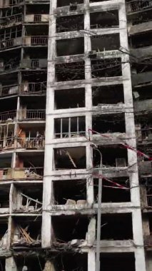 Ukrayna, Kyiv 'de yanmış ve yıkılmış bir evin dikey videosu