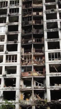 Ukrayna, Kyiv 'de yanmış ve yıkılmış bir evin dikey videosu