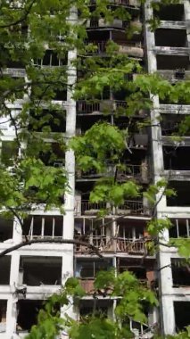 Ukrayna, Kyiv 'de yanmış ve yıkılmış bir evin dikey videosu