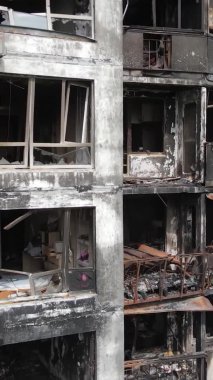 Ukrayna, Kyiv 'de yanmış ve yıkılmış bir evin dikey videosu
