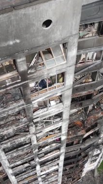 Ukrayna, Kyiv 'de yanmış ve yıkılmış bir evin dikey videosu