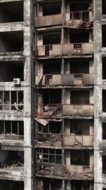 Ukrayna, Kyiv 'de yanmış ve yıkılmış bir evin dikey videosu