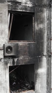Ukrayna, Kyiv 'de yanmış ve yıkılmış bir evin dikey videosu