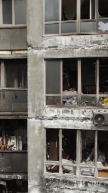 Ukrayna, Kyiv 'de yanmış ve yıkılmış bir evin dikey videosu