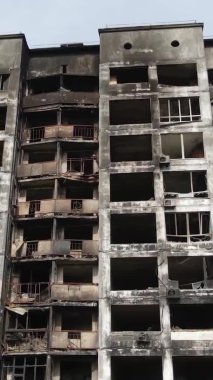 Ukrayna, Kyiv 'de yanmış ve yıkılmış bir evin dikey videosu