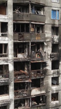 Ukrayna, Kyiv 'de yanmış ve yıkılmış bir evin dikey videosu