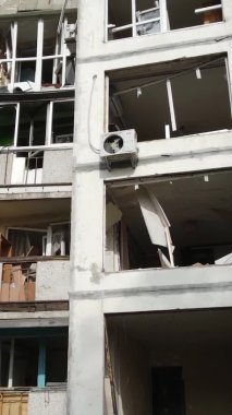 Ukrayna, Kyiv 'de yanmış ve yıkılmış bir evin dikey videosu