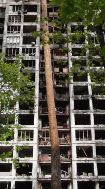 Ukrayna, Kyiv 'de yanmış ve yıkılmış bir evin dikey videosu