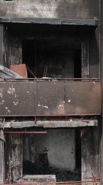Ukrayna, Kyiv 'de yanmış ve yıkılmış bir evin dikey videosu