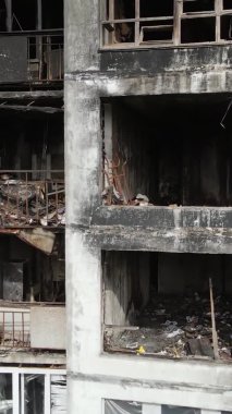 Ukrayna, Kyiv 'de yanmış ve yıkılmış bir evin dikey videosu