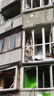 Ukrayna, Kyiv 'de yanmış ve yıkılmış bir evin dikey videosu
