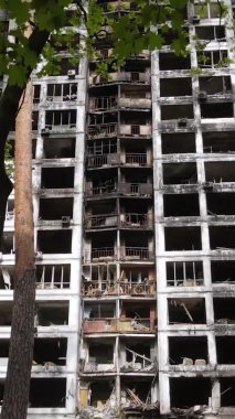 Ukrayna, Kyiv 'de yanmış ve yıkılmış bir evin dikey videosu