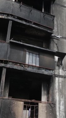 Ukrayna, Kyiv 'de yanmış ve yıkılmış bir evin dikey videosu