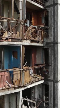 Ukrayna, Kyiv 'de yanmış ve yıkılmış bir evin dikey videosu