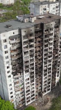 Ukrayna, Kyiv 'de yanmış ve yıkılmış bir evin dikey videosu