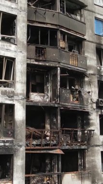 Ukrayna, Kyiv 'de yanmış ve yıkılmış bir evin dikey videosu