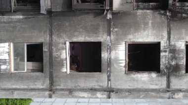 Ukrayna, Kyiv 'de yanmış ve yıkılmış bir evin dikey videosu